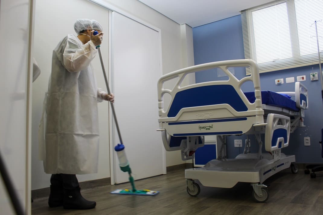 Limpeza terminal hospitalar: garantindo a higiene que salva vidas 1 Por que a limpeza terminal hospitalar e crucial?