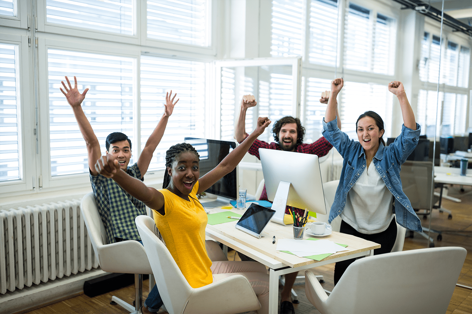 Colaboradores em ambiente de trabalho limpo e organizado