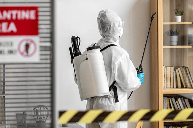 Profissional aplicando controle integrado de pragas em ambiente interno
