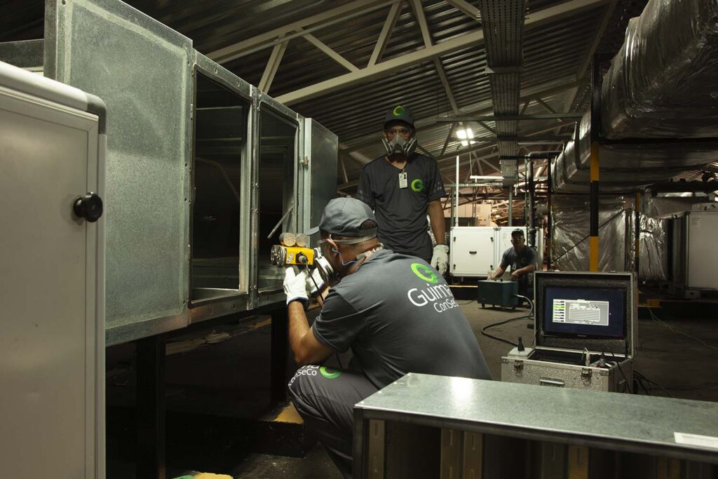 Equipe técnica inspecionando instalações de uma edificação