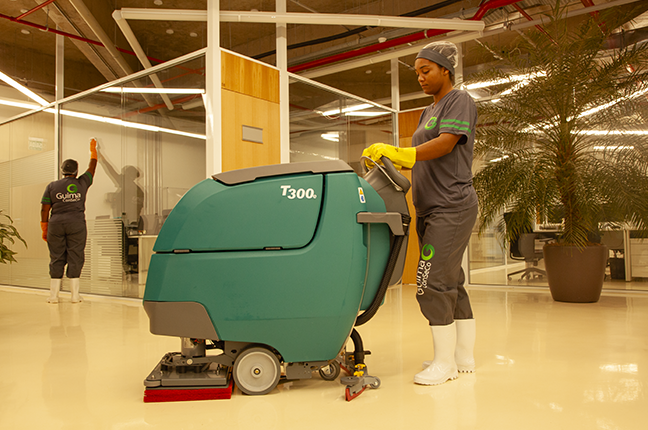 Profissionais da Guima Conseco realizando limpeza sustentável em ambiente corporativo, representando práticas de ESG em facilities