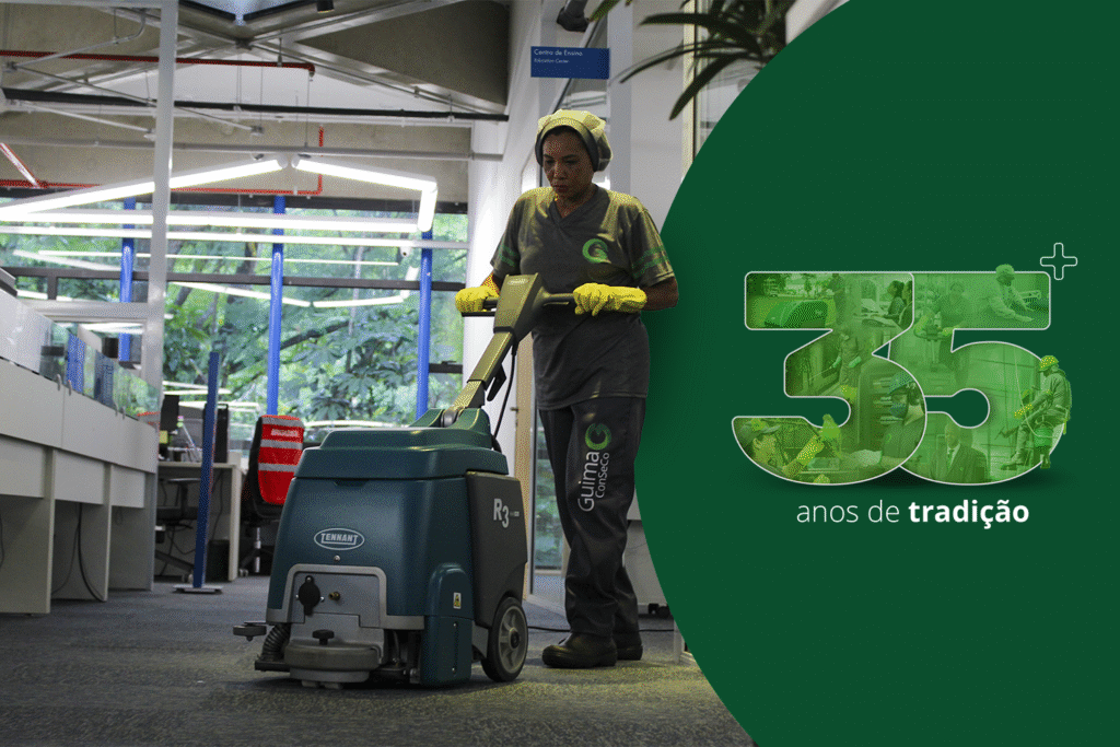 Profissional da Guima Conseco operando equipamento de limpeza em ambiente comercial com destaque para tradição e práticas ESG