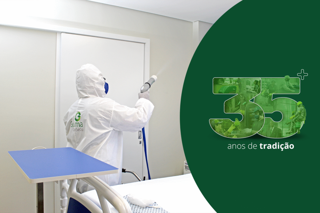 Desinfecção de quarto hospitalar com equipamento de pulverização.