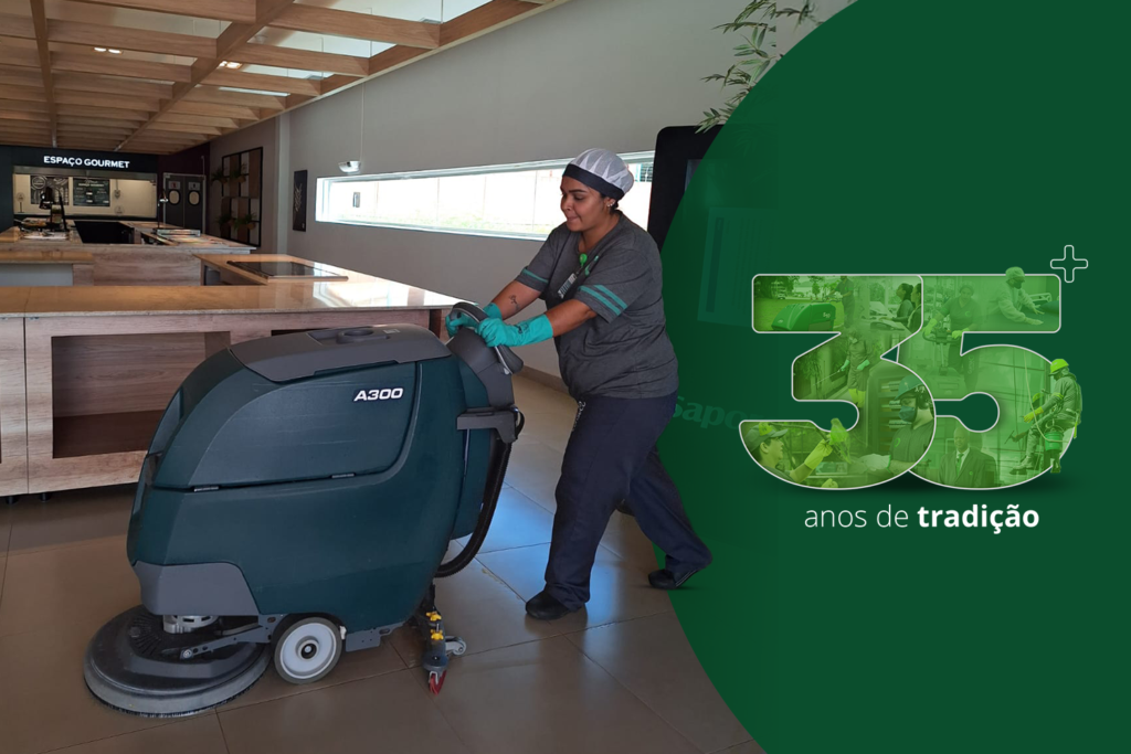 Profissional realizando limpeza predial com lavadora de pisos em ambiente corporativo
